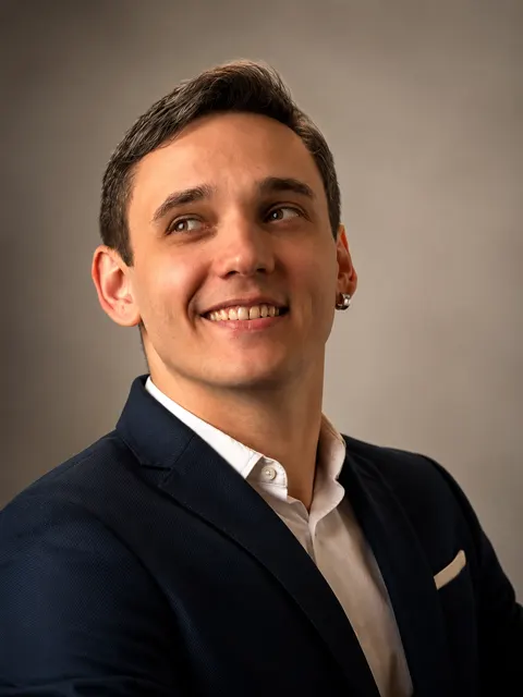 Alex Garshin sonriendo, con saco azul oscuro