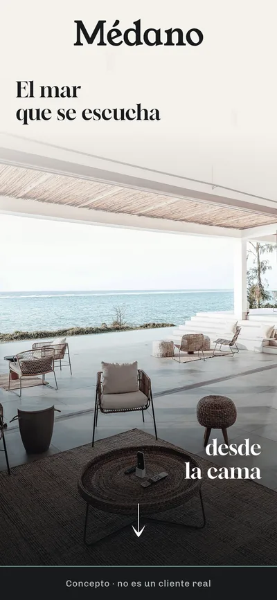 Concepto de reforma.do, no es un cliente real: la web de una casa frente al mar en La Barra en el celular, con la foto de la sala abierta al océano ocupando toda la pantalla, el nombre Médano arriba y la frase El mar que se escucha, desde la cama repartida entre el borde de arriba y el de abajo